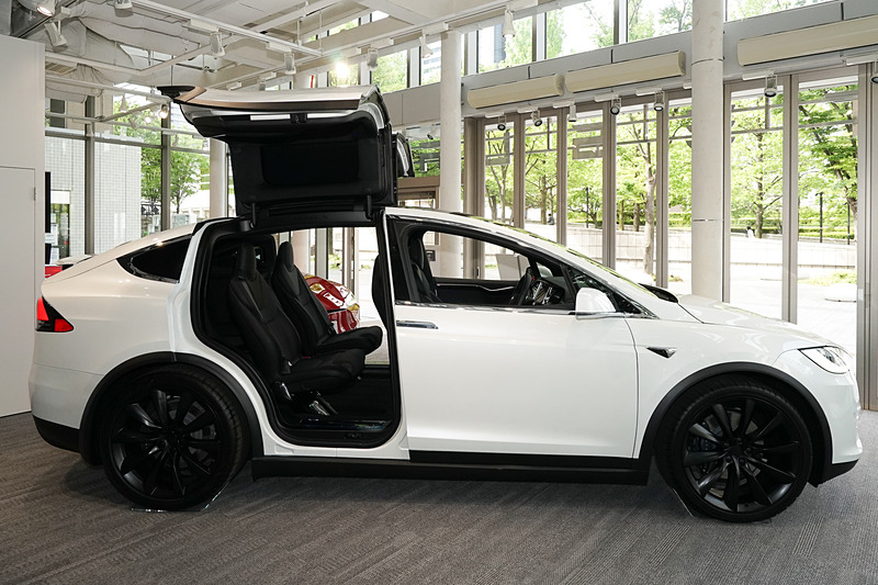 モデル X。2列目が2人掛けの6人乗りバージョン