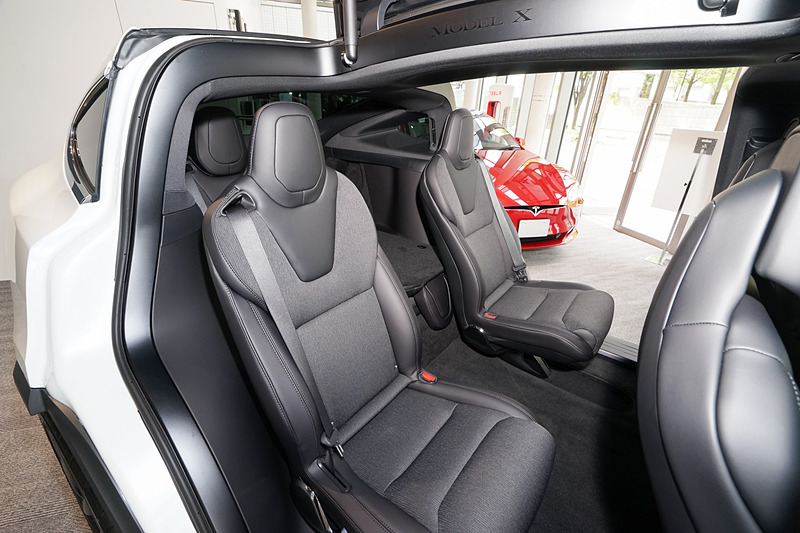 モデル X。2列目が2人掛けの6人乗りバージョン