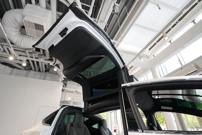 ファルコンウイング。周囲の状態を検知して、開閉角度が変わる