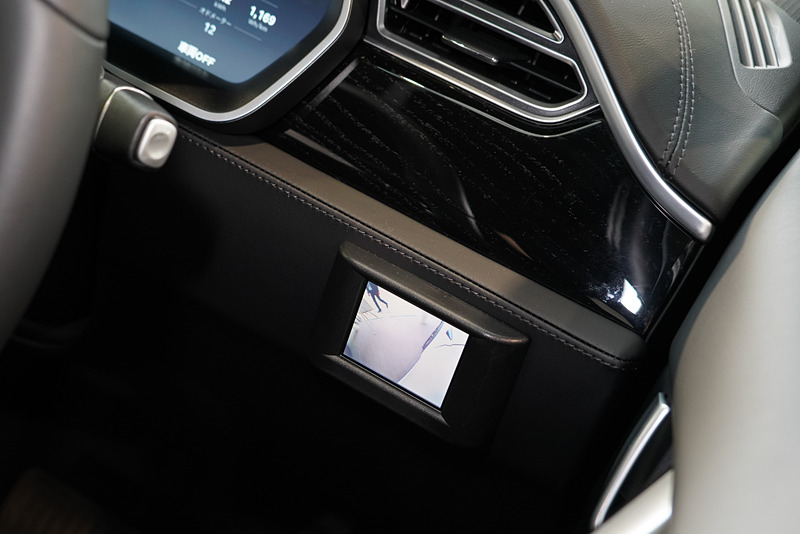 運転席右で車両右下の様子がモニタできる