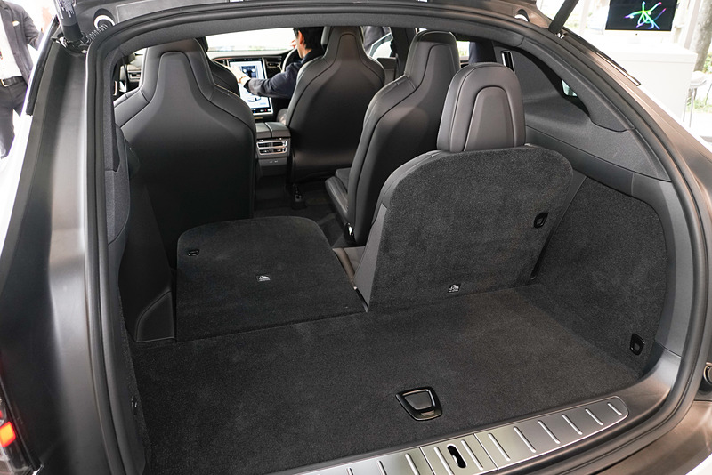 リアのラゲッジルーム。3列目を倒すとさらに広く使える