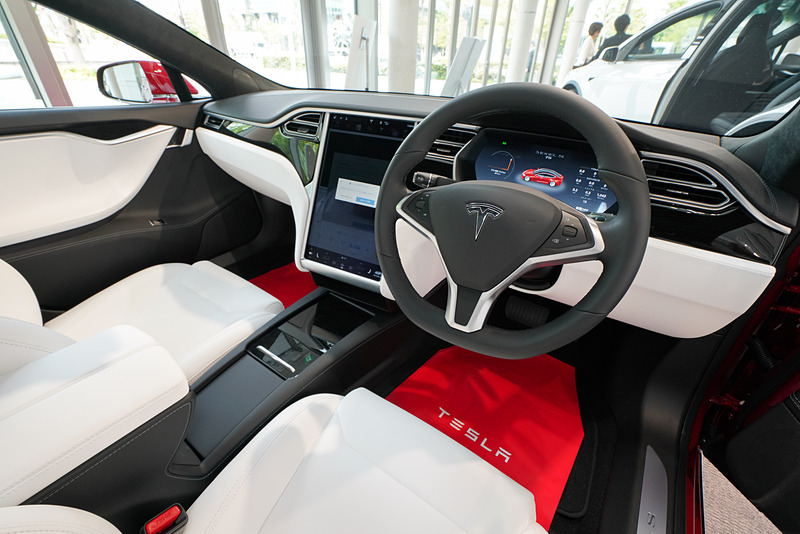 モデル Sの運転席まわりなど。白いシートを選ぶと室内は明るい印象になる。とてもよく出来た質感の高い合皮で手入れが楽