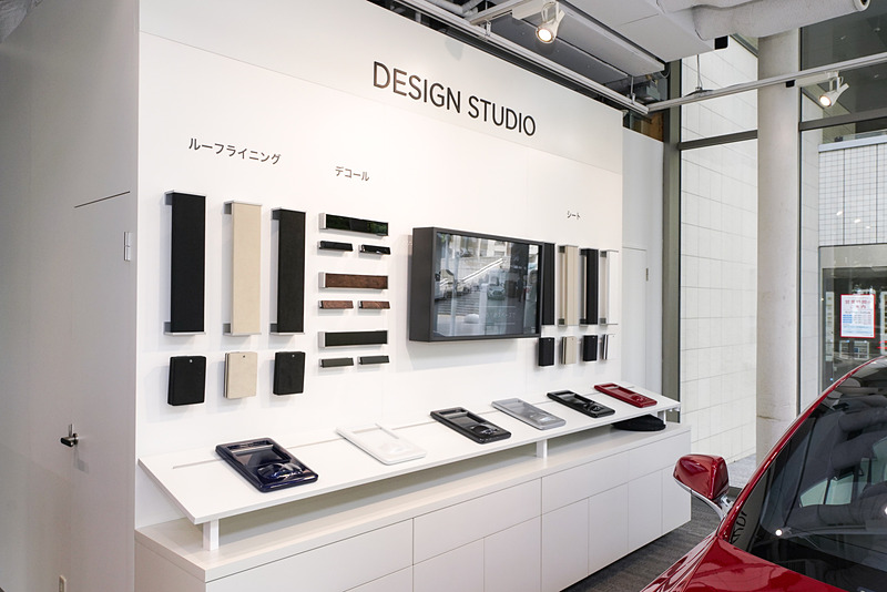 インテリアのシート表皮などの見本が置かれた「デザインスタジオ」
