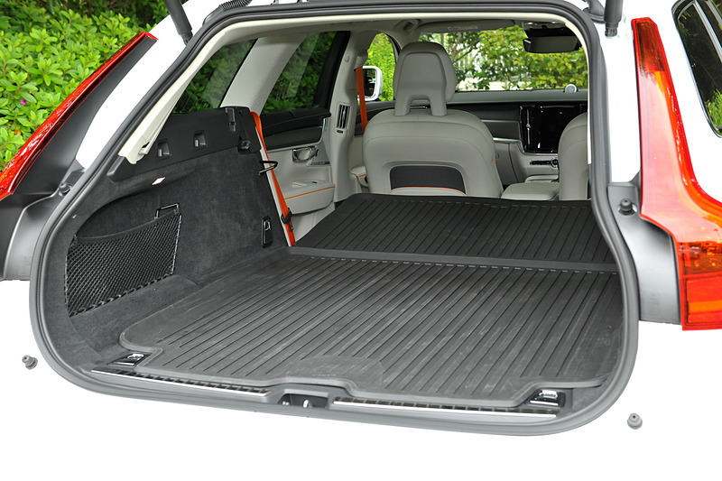 ラゲッジルームではフロアパネルやラゲッジネットにフレア・オレンジを用いるとともに、専用USBポート（外部入力端子）や専用LEDトーチライトなどを特別装備