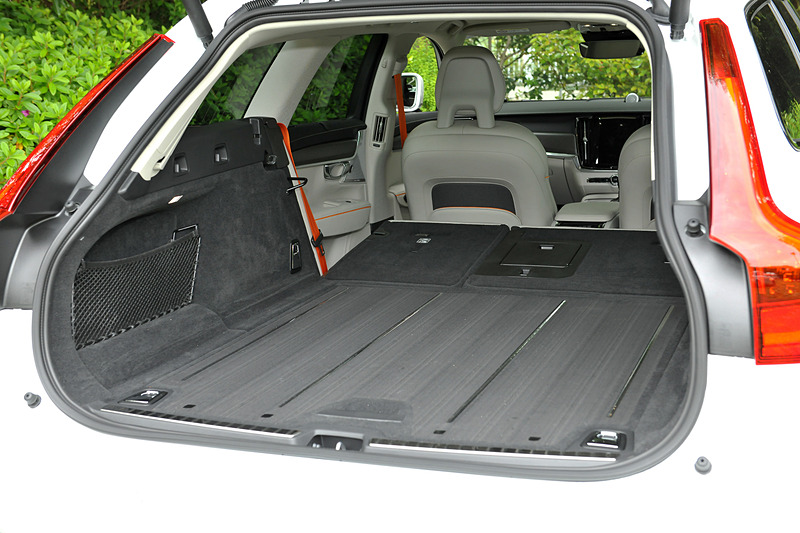 ラゲッジルームではフロアパネルやラゲッジネットにフレア・オレンジを用いるとともに、専用USBポート（外部入力端子）や専用LEDトーチライトなどを特別装備