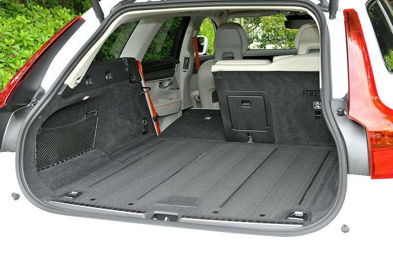 ラゲッジルームではフロアパネルやラゲッジネットにフレア・オレンジを用いるとともに、専用USBポート（外部入力端子）や専用LEDトーチライトなどを特別装備