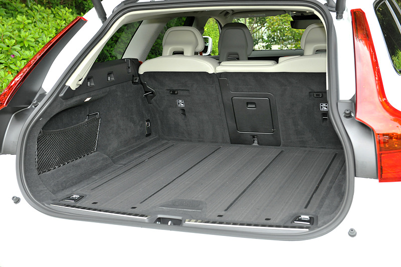 ラゲッジルームではフロアパネルやラゲッジネットにフレア・オレンジを用いるとともに、専用USBポート（外部入力端子）や専用LEDトーチライトなどを特別装備