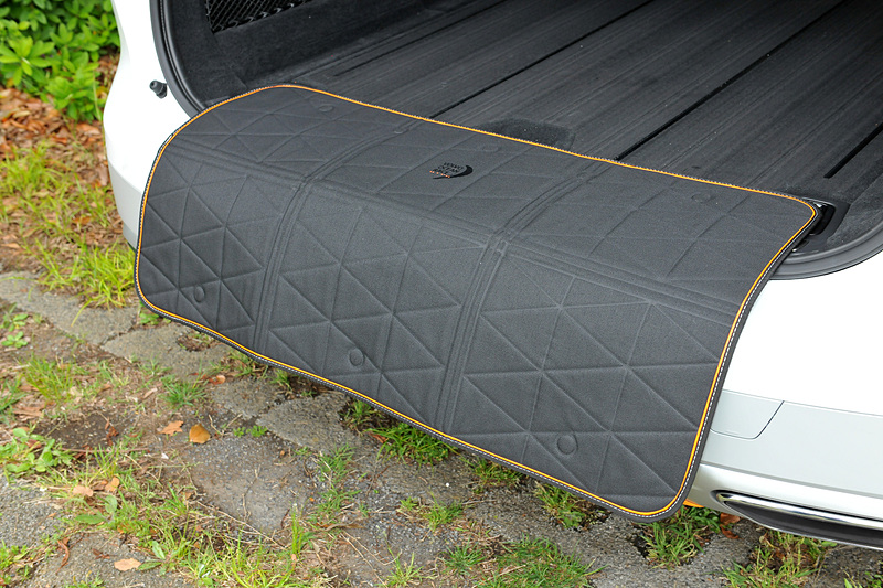 オレンジカラー・パイピングが施される専用のバンパー・ダートプロテクションマットも付属
