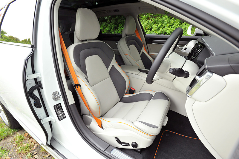 フレア・オレンジの専用シートベルトやフロアマット、フレア・オレンジのステッチを施した専用シートなどが特別感を演出。そのほかチルトアップ機構付電動パノラマ・ガラス・サンルーフや「VOLVO OCEAN RACE」のロゴが入ったサイドスカッフプレート、Bowers&Wikinsプレミアムサウンド・オーディオシステム(1400W、19スピーカー、サブウーファー付)などの装備に加え、水着のままでも気軽に車内に乗り込むことができる「リバーシブル・フロントシートカバー」といった同モデルらしい専用品も標準装備している