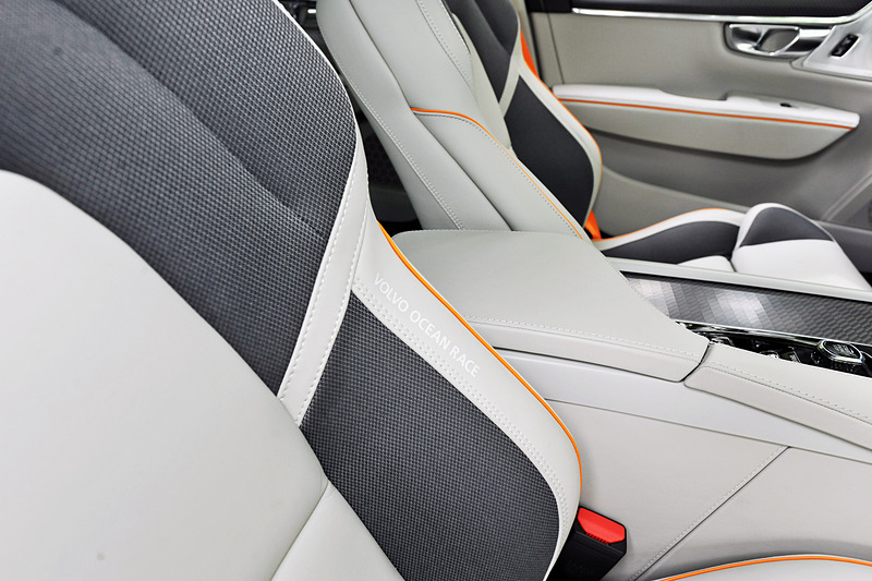 フレア・オレンジの専用シートベルトやフロアマット、フレア・オレンジのステッチを施した専用シートなどが特別感を演出。そのほかチルトアップ機構付電動パノラマ・ガラス・サンルーフや「VOLVO OCEAN RACE」のロゴが入ったサイドスカッフプレート、Bowers&Wikinsプレミアムサウンド・オーディオシステム(1400W、19スピーカー、サブウーファー付)などの装備に加え、水着のままでも気軽に車内に乗り込むことができる「リバーシブル・フロントシートカバー」といった同モデルらしい専用品も標準装備している