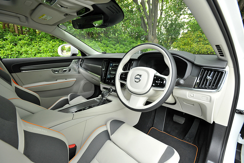 インテリアカラーはチャコール/ブロンド、ルーフライニングカラーはブロンド