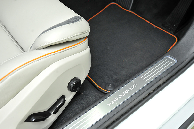 フレア・オレンジの専用シートベルトやフロアマット、フレア・オレンジのステッチを施した専用シートなどが特別感を演出。そのほかチルトアップ機構付電動パノラマ・ガラス・サンルーフや「VOLVO OCEAN RACE」のロゴが入ったサイドスカッフプレート、Bowers＆Wikinsプレミアムサウンド・オーディオシステム（1400W、19スピーカー、サブウーファー付）などの装備に加え、水着のままでも気軽に車内に乗り込むことができる「リバーシブル・フロントシートカバー」といった同モデルらしい専用品も標準装備している
