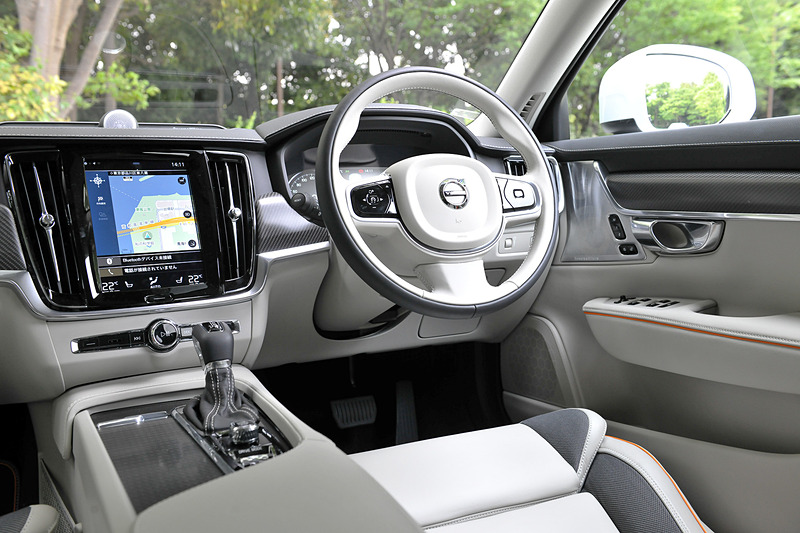 インテリアカラーはチャコール/ブロンド、ルーフライニングカラーはブロンド