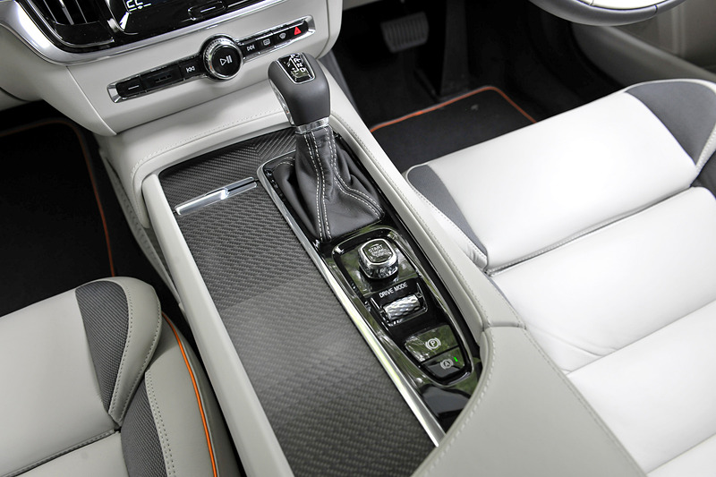 室内の各所に鮮やかなオレンジを配してボルボ・オーシャンレースに通じるアクティブさを表現。カーボンファイバー・パネルも同限定車ならではの装備