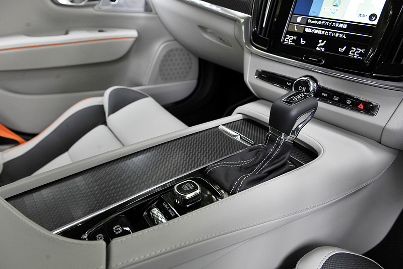 室内の各所に鮮やかなオレンジを配してボルボ・オーシャンレースに通じるアクティブさを表現。カーボンファイバー・パネルも同限定車ならではの装備