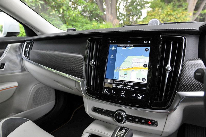 室内の各所に鮮やかなオレンジを配してボルボ・オーシャンレースに通じるアクティブさを表現。カーボンファイバー・パネルも同限定車ならではの装備