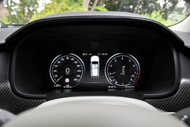 室内の各所に鮮やかなオレンジを配してボルボ・オーシャンレースに通じるアクティブさを表現。カーボンファイバー・パネルも同限定車ならではの装備