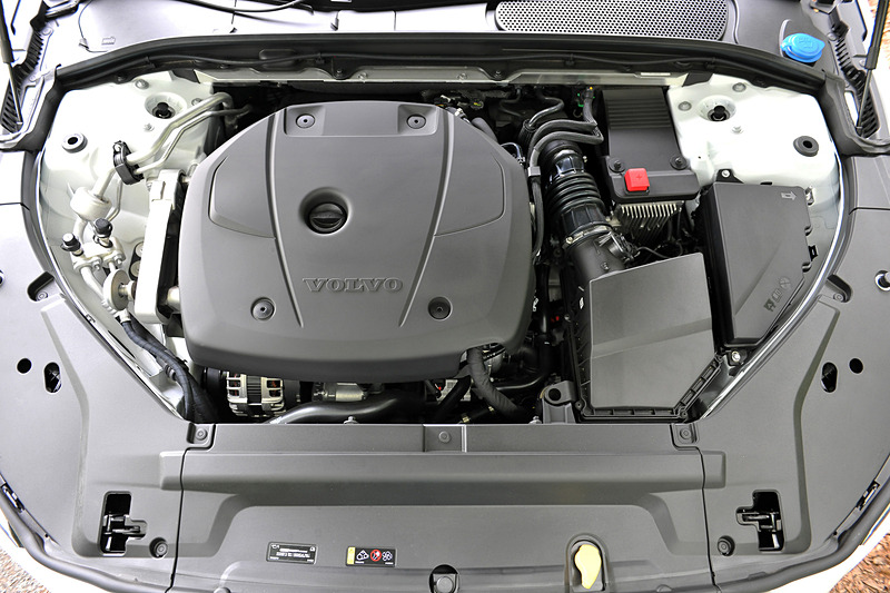 直列4気筒DOHC 2.0リッターターボ「B420」型エンジンの最高出力は235kW（320PS）/5700rpm、最大トルクは400N・m（40.8kgf・m）/2200-5400rpmを発生。JC08モード燃費は10.7km/L