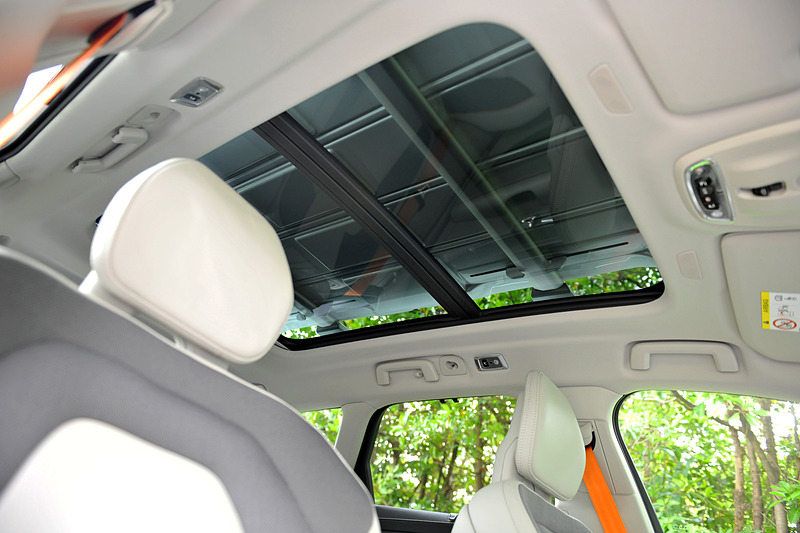 フレア・オレンジの専用シートベルトやフロアマット、フレア・オレンジのステッチを施した専用シートなどが特別感を演出。そのほかチルトアップ機構付電動パノラマ・ガラス・サンルーフや「VOLVO OCEAN RACE」のロゴが入ったサイドスカッフプレート、Bowers&Wikinsプレミアムサウンド・オーディオシステム(1400W、19スピーカー、サブウーファー付)などの装備に加え、水着のままでも気軽に車内に乗り込むことができる「リバーシブル・フロントシートカバー」といった同モデルらしい専用品も標準装備している