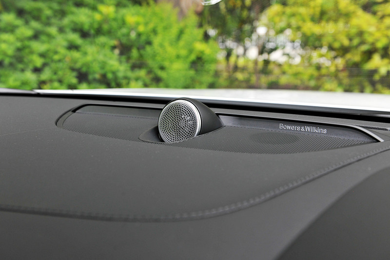 室内の各所に鮮やかなオレンジを配してボルボ・オーシャンレースに通じるアクティブさを表現。カーボンファイバー・パネルも同限定車ならではの装備