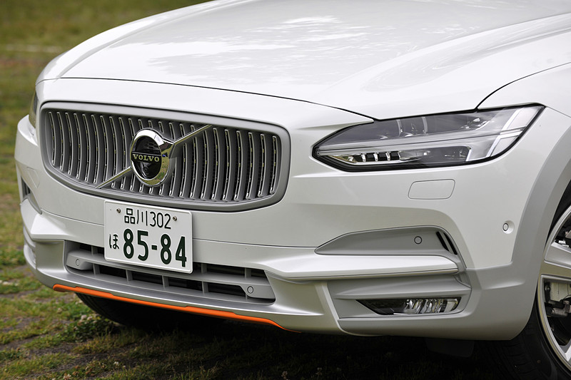 エクステリアでは専用のフロントグリルや5スポークの20インチアルミホイール（ピレリ「P ZERO」のタイヤサイズは245/45 R20）などを特別装備するとともに、フロント＆リアのバンパー下部やサイドシルなどに専用のカオリングレーカラー・ボディパーツを採用するなど、センスのよい仕立てが特徴的