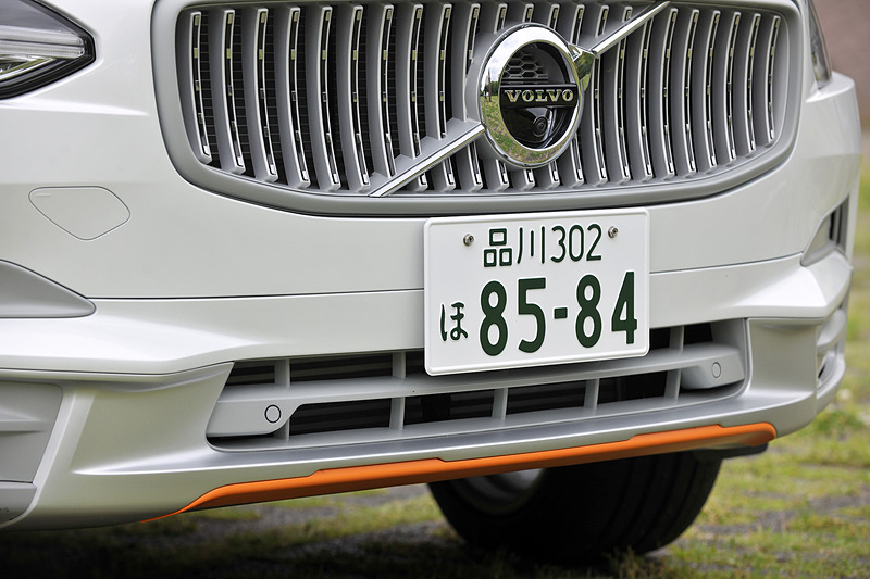 エクステリアでは専用のフロントグリルや5スポークの20インチアルミホイール（ピレリ「P ZERO」のタイヤサイズは245/45 R20）などを特別装備するとともに、フロント＆リアのバンパー下部やサイドシルなどに専用のカオリングレーカラー・ボディパーツを採用するなど、センスのよい仕立てが特徴的