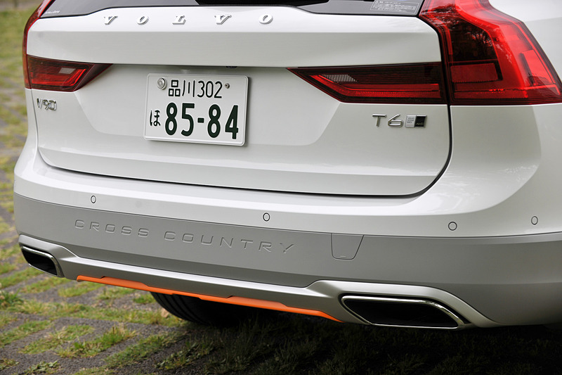 エクステリアでは専用のフロントグリルや5スポークの20インチアルミホイール（ピレリ「P ZERO」のタイヤサイズは245/45 R20）などを特別装備するとともに、フロント＆リアのバンパー下部やサイドシルなどに専用のカオリングレーカラー・ボディパーツを採用するなど、センスのよい仕立てが特徴的