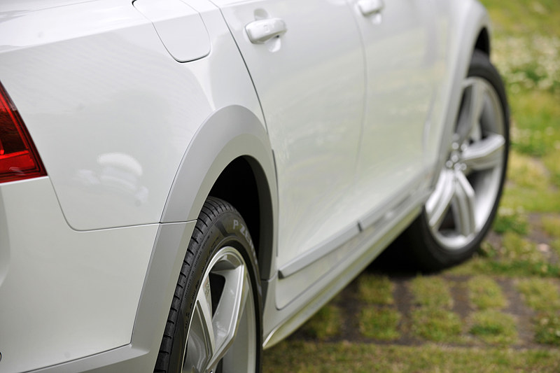 エクステリアでは専用のフロントグリルや5スポークの20インチアルミホイール（ピレリ「P ZERO」のタイヤサイズは245/45 R20）などを特別装備するとともに、フロント＆リアのバンパー下部やサイドシルなどに専用のカオリングレーカラー・ボディパーツを採用するなど、センスのよい仕立てが特徴的