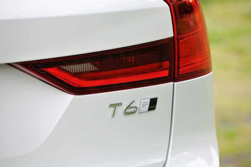 エクステリアでは専用のフロントグリルや5スポークの20インチアルミホイール（ピレリ「P ZERO」のタイヤサイズは245/45 R20）などを特別装備するとともに、フロント＆リアのバンパー下部やサイドシルなどに専用のカオリングレーカラー・ボディパーツを採用するなど、センスのよい仕立てが特徴的