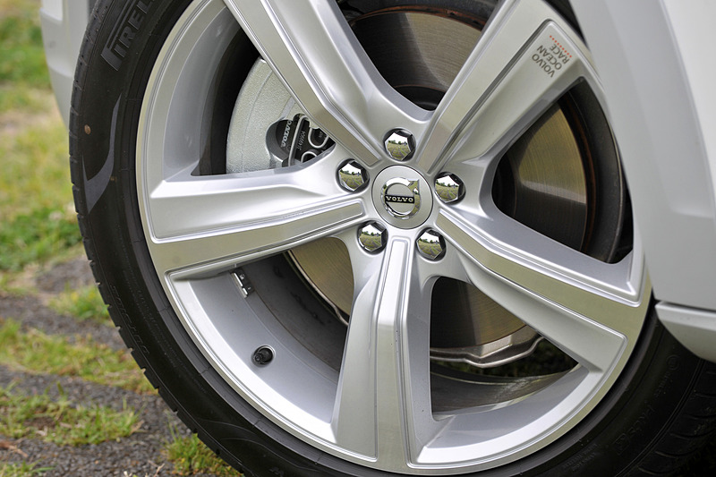 エクステリアでは専用のフロントグリルや5スポークの20インチアルミホイール（ピレリ「P ZERO」のタイヤサイズは245/45 R20）などを特別装備するとともに、フロント＆リアのバンパー下部やサイドシルなどに専用のカオリングレーカラー・ボディパーツを採用するなど、センスのよい仕立てが特徴的