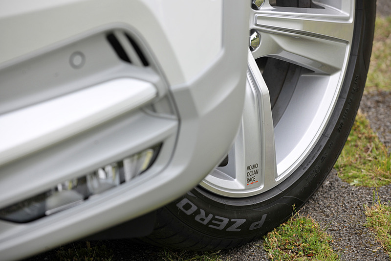 エクステリアでは専用のフロントグリルや5スポークの20インチアルミホイール（ピレリ「P ZERO」のタイヤサイズは245/45 R20）などを特別装備するとともに、フロント＆リアのバンパー下部やサイドシルなどに専用のカオリングレーカラー・ボディパーツを採用するなど、センスのよい仕立てが特徴的