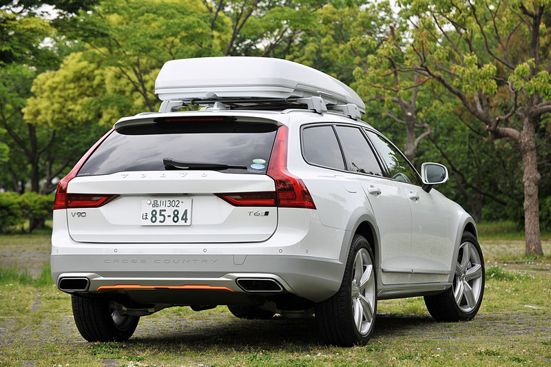 今回の試乗車は、ボルボブランドのコンセプトストア「ボルボ スタジオ青山」でのみ販売される15台限定車「V90クロスカントリー オーシャンレース エディション」（969万円）。ボディサイズは4940×1905×1545mm（全長×全幅×全高）、ホイールベースは2940mm。撮影車はオプション設定のボディカラーと同色の専用ルーフボックスを装備