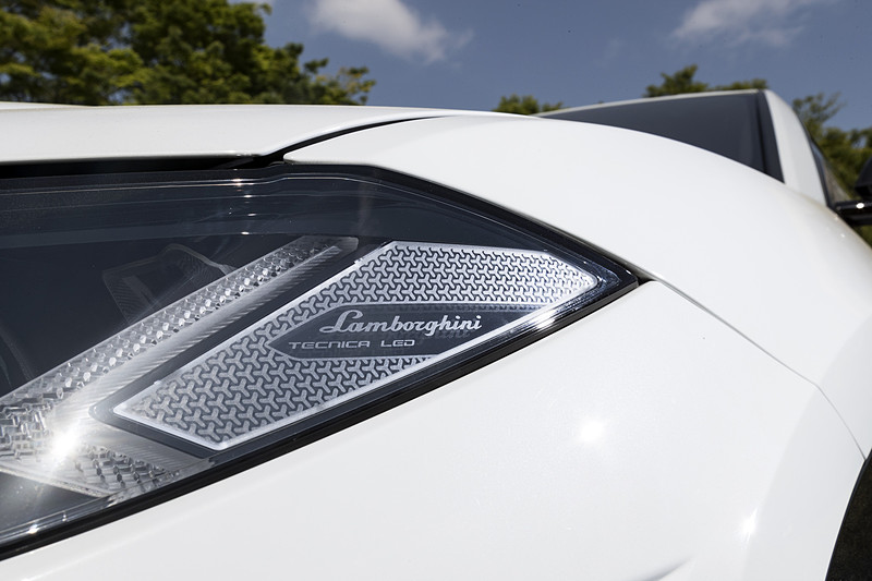 ヘッドライトとリアコンビネーションランプにもY字を組み合わせたデザインが施されている