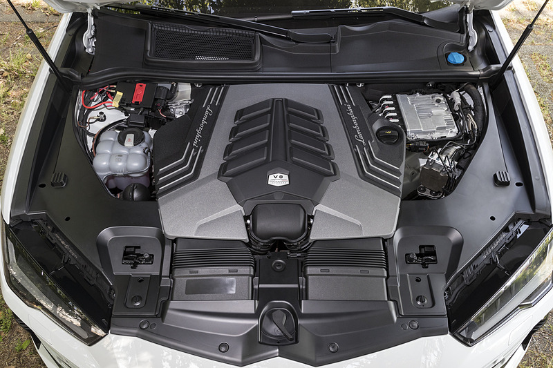 90度バンクを持つV型8気筒4.0リッターツインターボエンジンを搭載。吸排気ともに連続可変バルブタイミング機構を備える