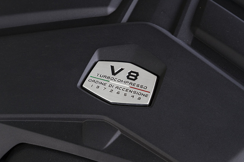 90度バンクを持つV型8気筒4.0リッターツインターボエンジンを搭載。吸排気ともに連続可変バルブタイミング機構を備える