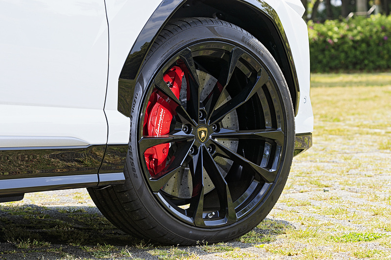撮影車両のタイヤはピレリ「P ZERO」。フロントのサイズは285/35 ZR23、ホイールは10J×23