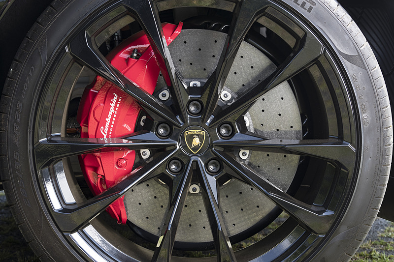 フロントのブレーキキャリパーはアルミ製の10ピストン。ローター径はφ440で材質はカーボンセラミック