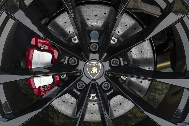 リアのブレーキキャリパーは鋳鉄製の6ピストン。ローター径はφ370になる