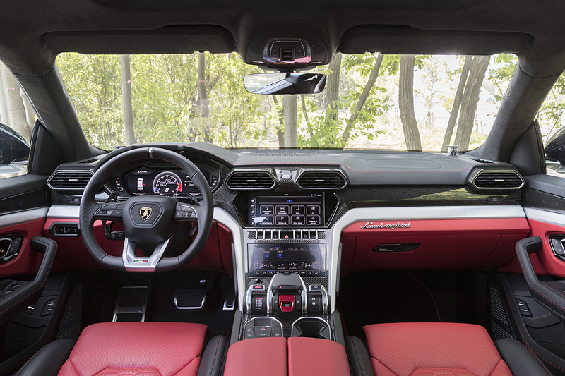 水平基調のインパネにも随所にハニカムパターンを配置。撮影車両のインテリアカラーはベースカラーの「Nero Ade（黒）」とコントラストカラーの「Rosso Alala」のコンビネーション