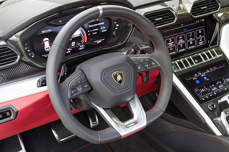 パンチングレザーを採用したステアリングには振動ダンパーを内蔵。快適なステアリング操作を実現