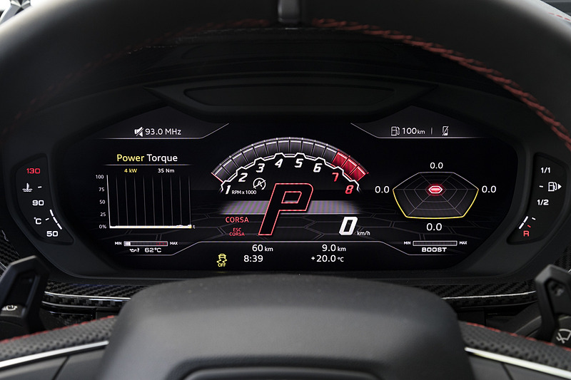 メーターは液晶中央部が選択したモードによって変化するほか、左右のインフォメーション部は任意で選択が可能