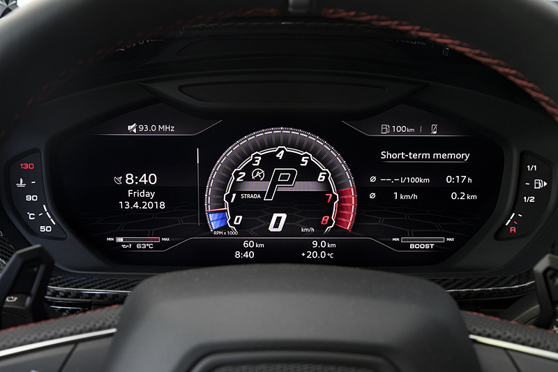 メーターは液晶中央部が選択したモードによって変化するほか、左右のインフォメーション部は任意で選択が可能