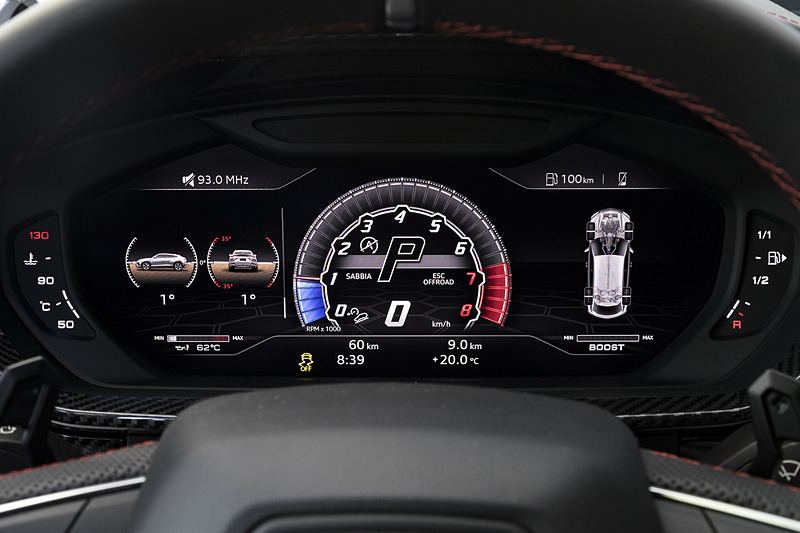 メーターは液晶中央部が選択したモードによって変化するほか、左右のインフォメーション部は任意で選択が可能