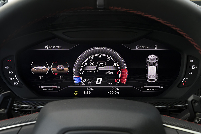 メーターは液晶中央部が選択したモードによって変化するほか、左右のインフォメーション部は任意で選択が可能