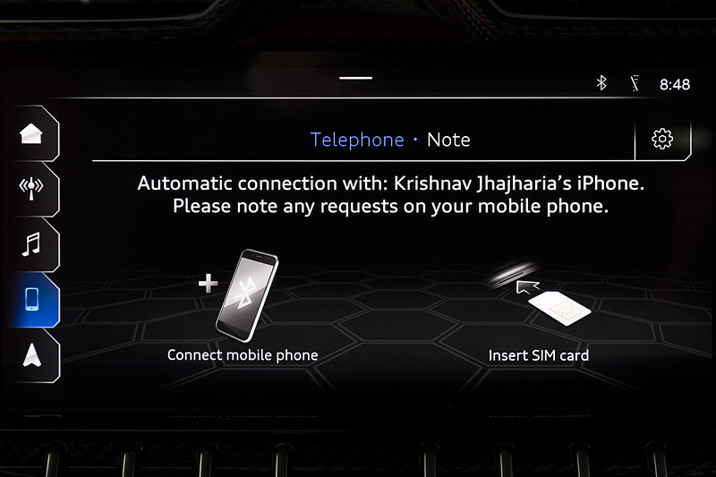 上部ディスプレイはエンターテインメントを中心とした情報表示用