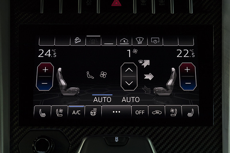 下部ディスプレイはエアコンのコントロールが中心