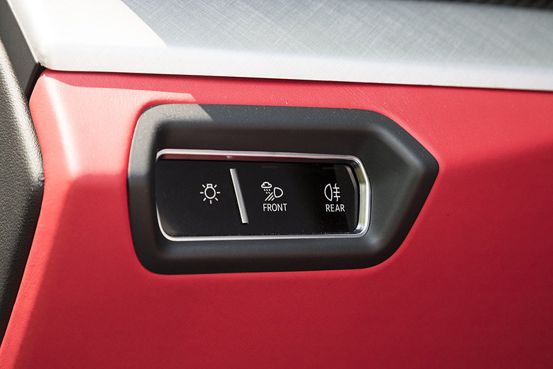 フォグ系のスイッチはステアリングコラムの左側に集約