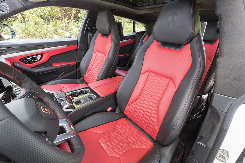 撮影車両のシート表皮はハニカムパターンを持つスペシャルトリム。このほかアルカンターラとレザーのコンビネーション仕様も設定されている