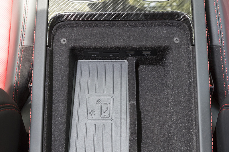 センターコンソール内部にはスマートフォンを置くスペースとともに通信用SIM＆SDスロット、USBソケットがある