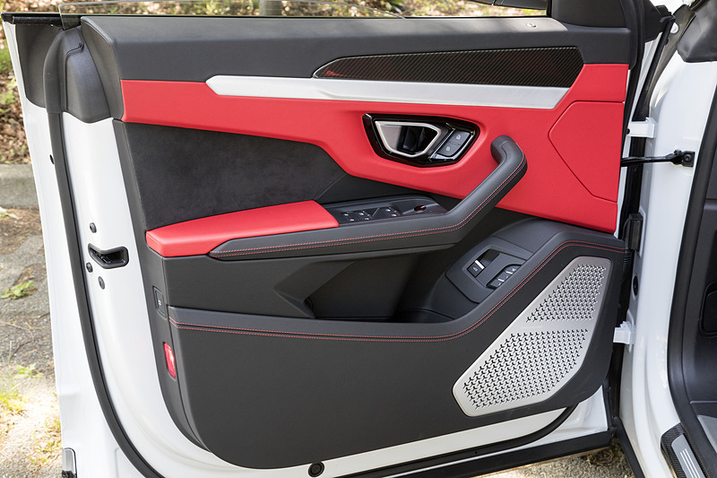 運転席ドアトリム。ドアはいわゆるサッシュレスタイプ